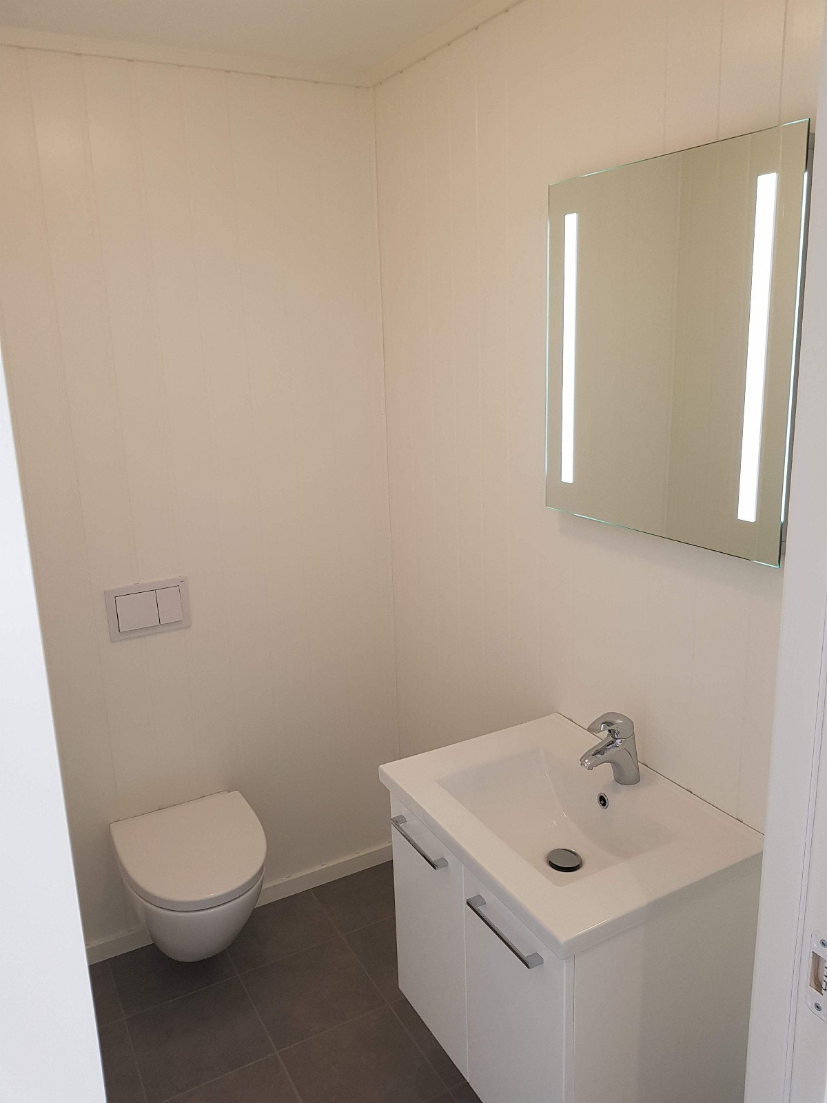 1.etg. WC i forbindelse med Entre/Kjøkken/Stue. Varmekabler på gulvet. Galleribilde