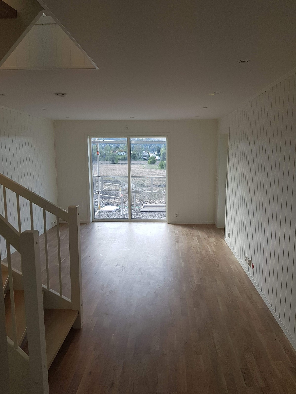 U.etg. Stue/Oppholdsrom med store vinduer og dør ut til terrasse/hage (Bilde fra når huset stod ferdig) Galleribilde