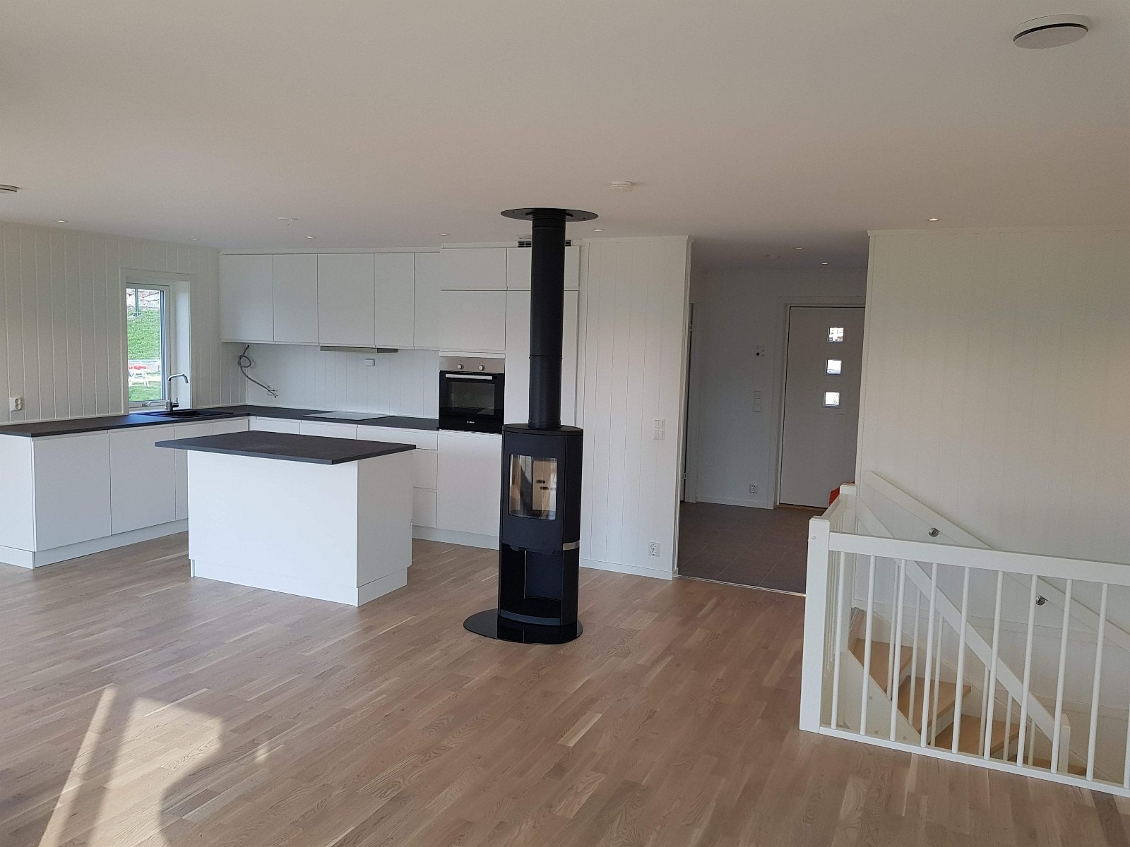 1.etg. Stue/Kjøkken m/vedovn og integrerte hvitevarer på kjøkkenet. Galleribilde