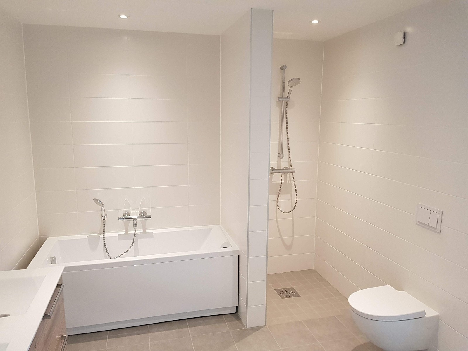 U.etg. Bad med dobbelt servant, badekar og dusj, samt. opplegg for vask/tørk. Varmekabler på gulvet. Galleribilde