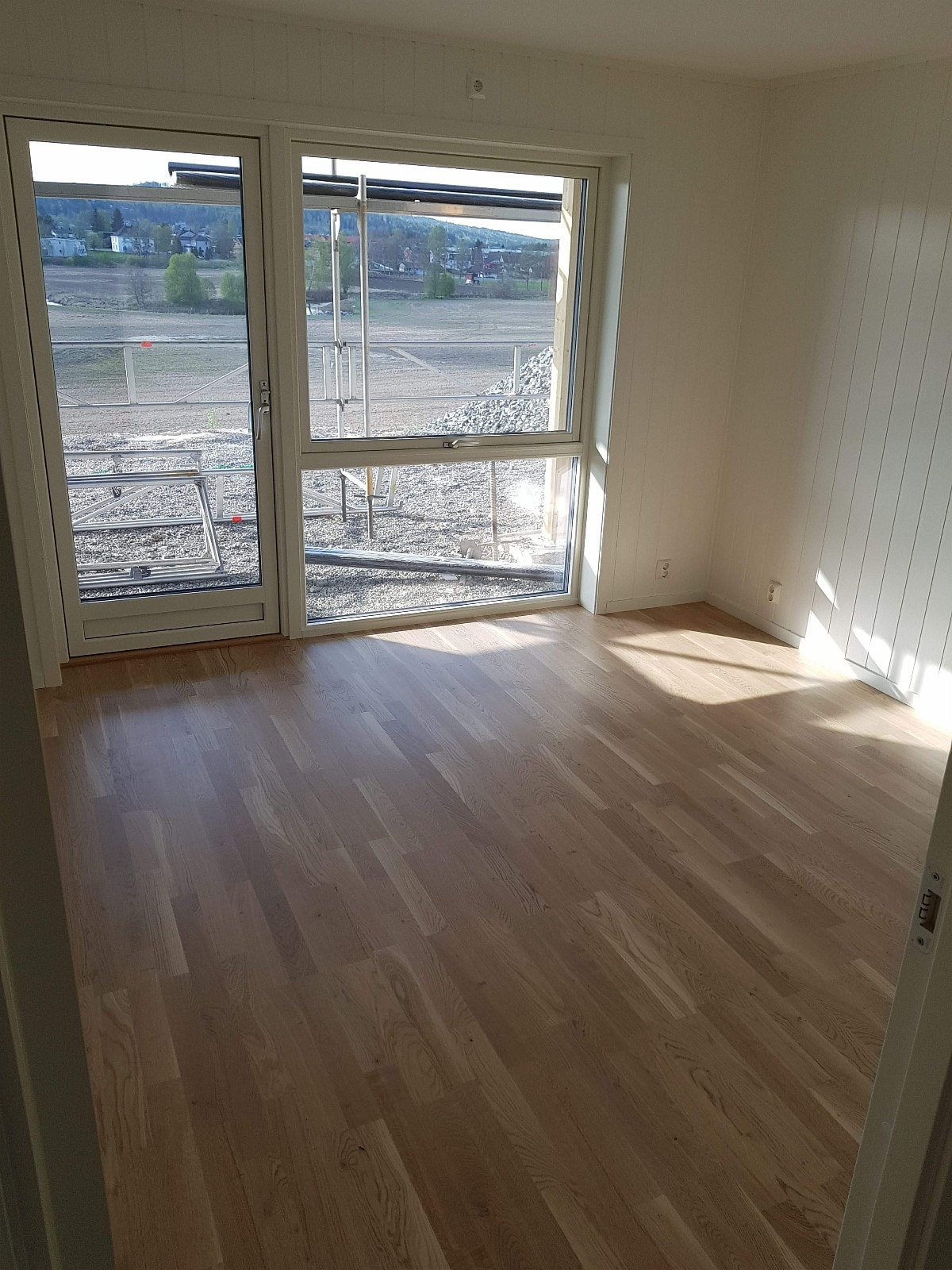 U.etg. Hovedsoverom med store vinduer og dør ut til terrasse/hage (Bilde fra når huset stod ferdig) Galleribilde