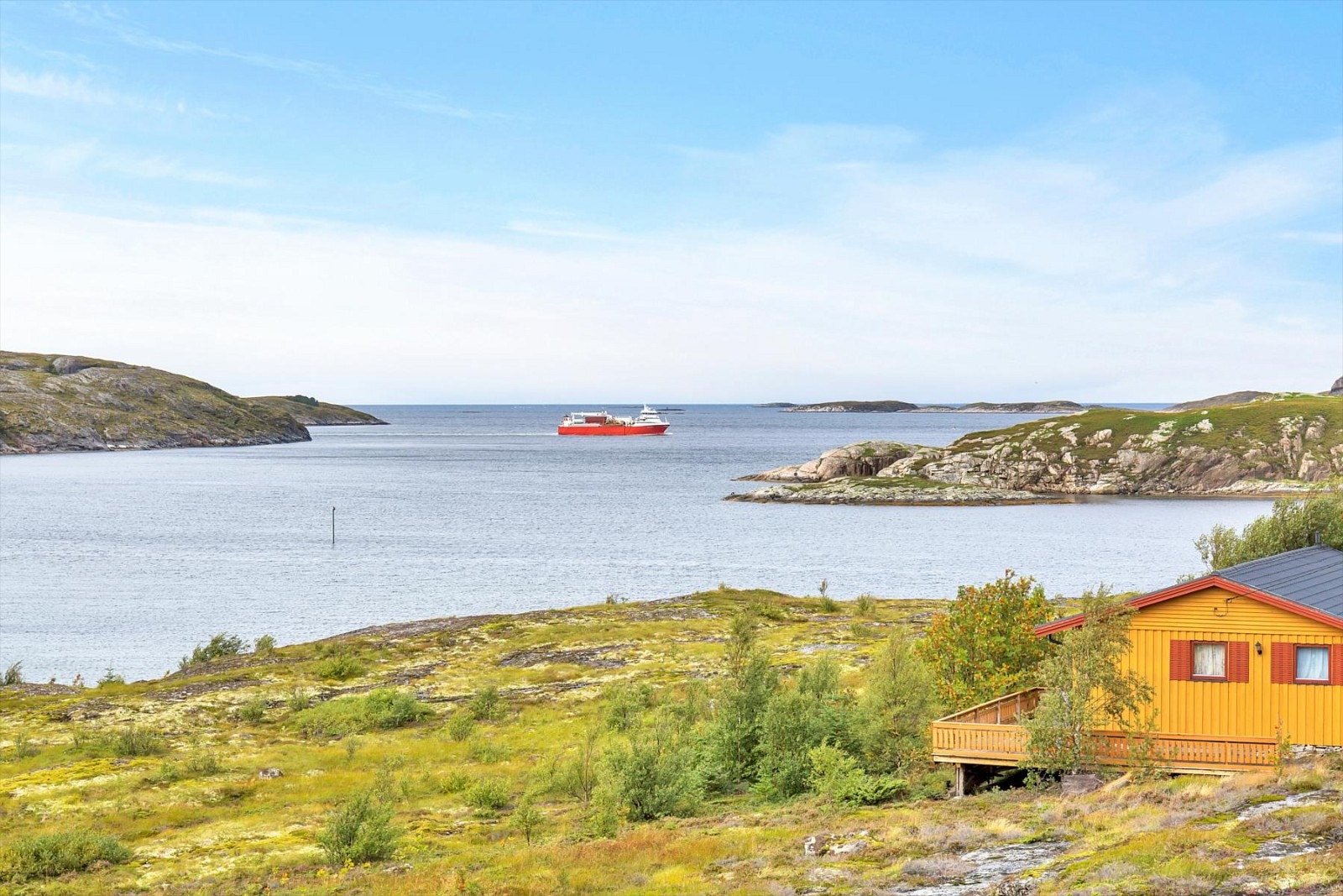 Fritidseiendom med sjønær beliggenhet, flott sjøutsikt og gode lys/solforhold. Galleribilde