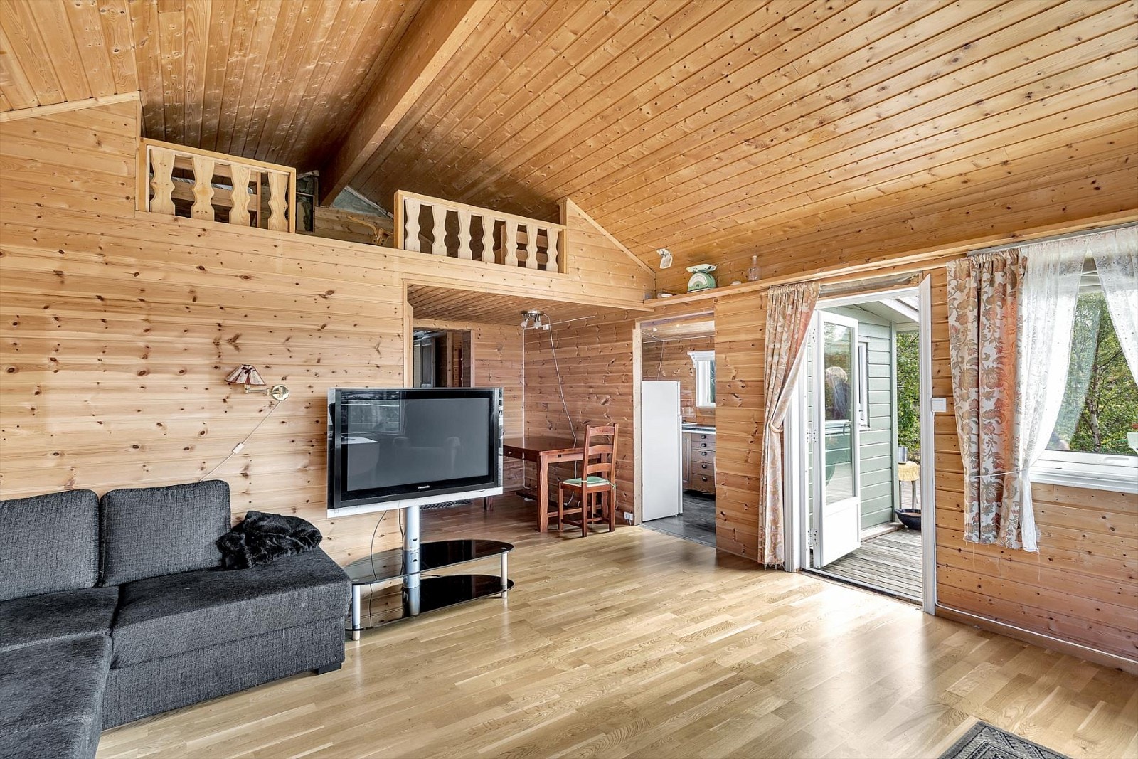 Romslig stue med liten sovehems. Galleribilde