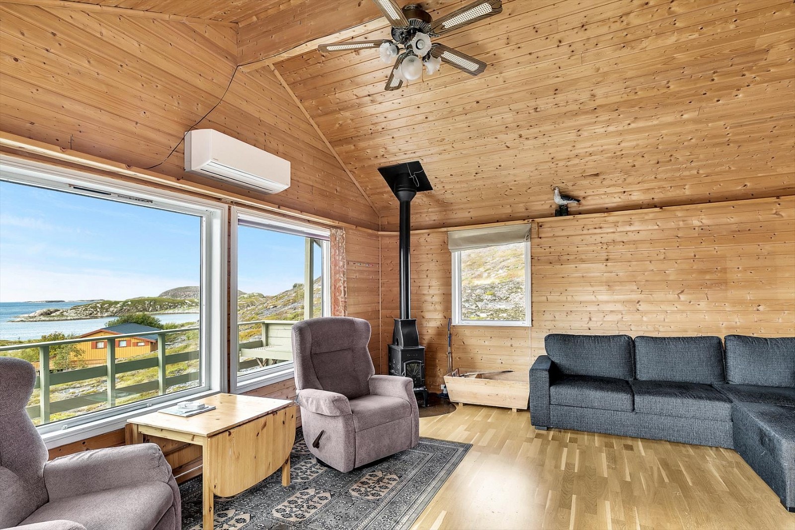 Oppvarming med luft/luft varmepumpe og ved. Ny varmepumpe ble montert i 2016. Galleribilde