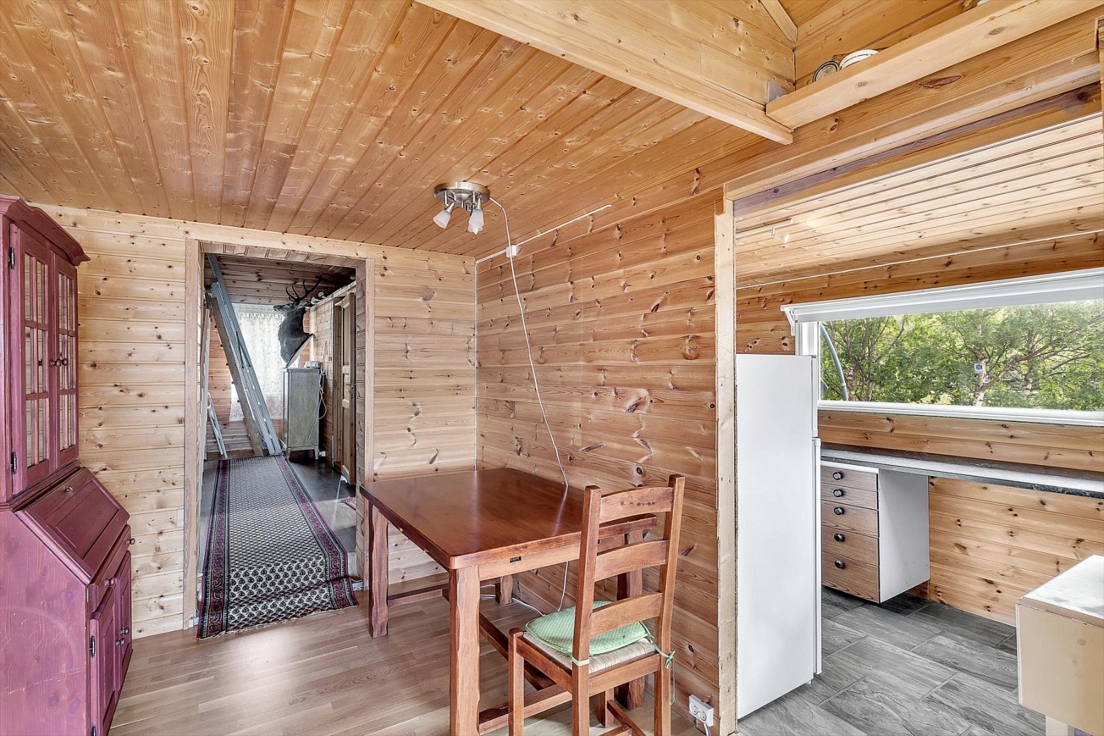 Kjøkken med gang over i tilbygget del fra 2007/08. Galleribilde