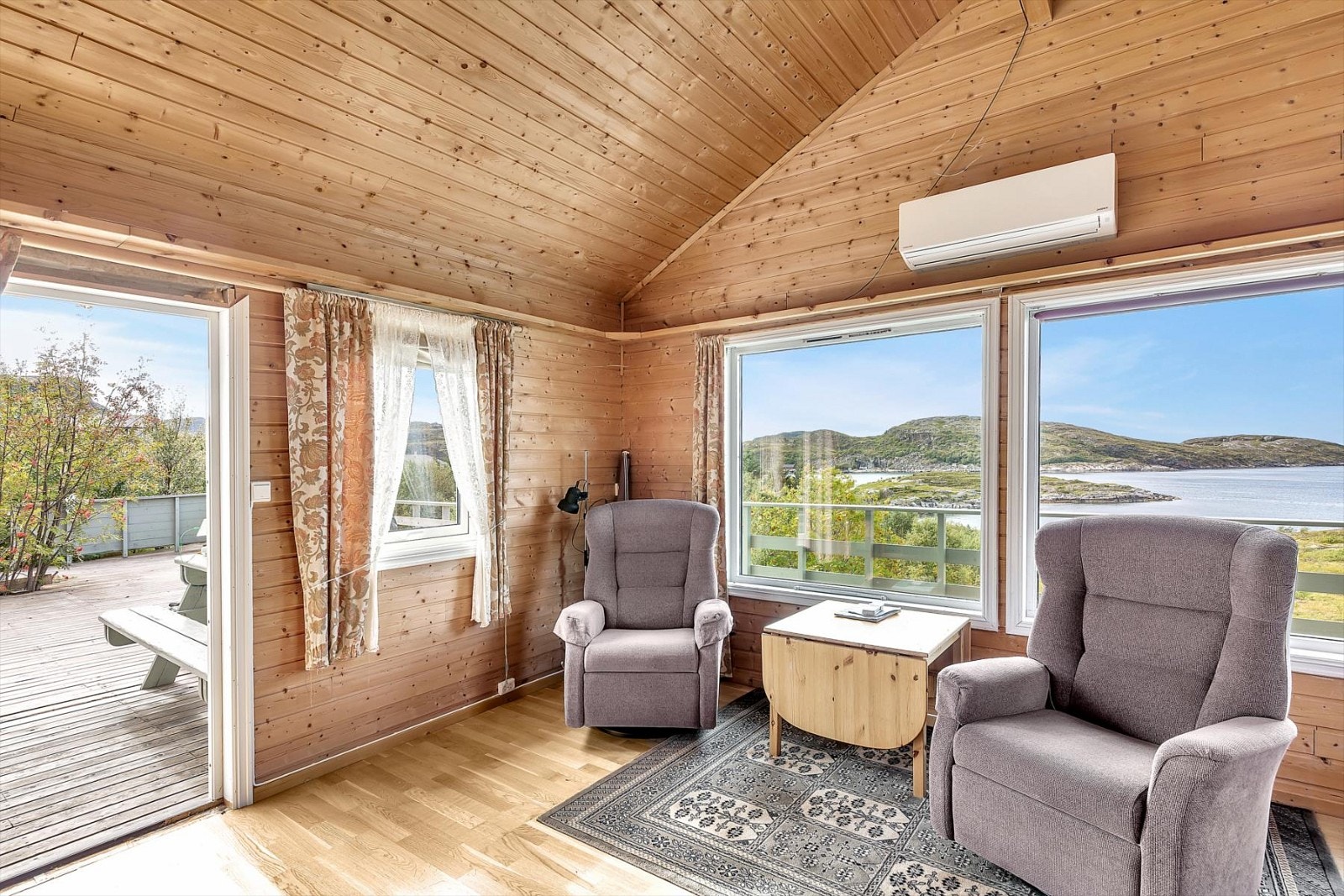 Utgang til romslig terrasse med flott utsikt. Galleribilde