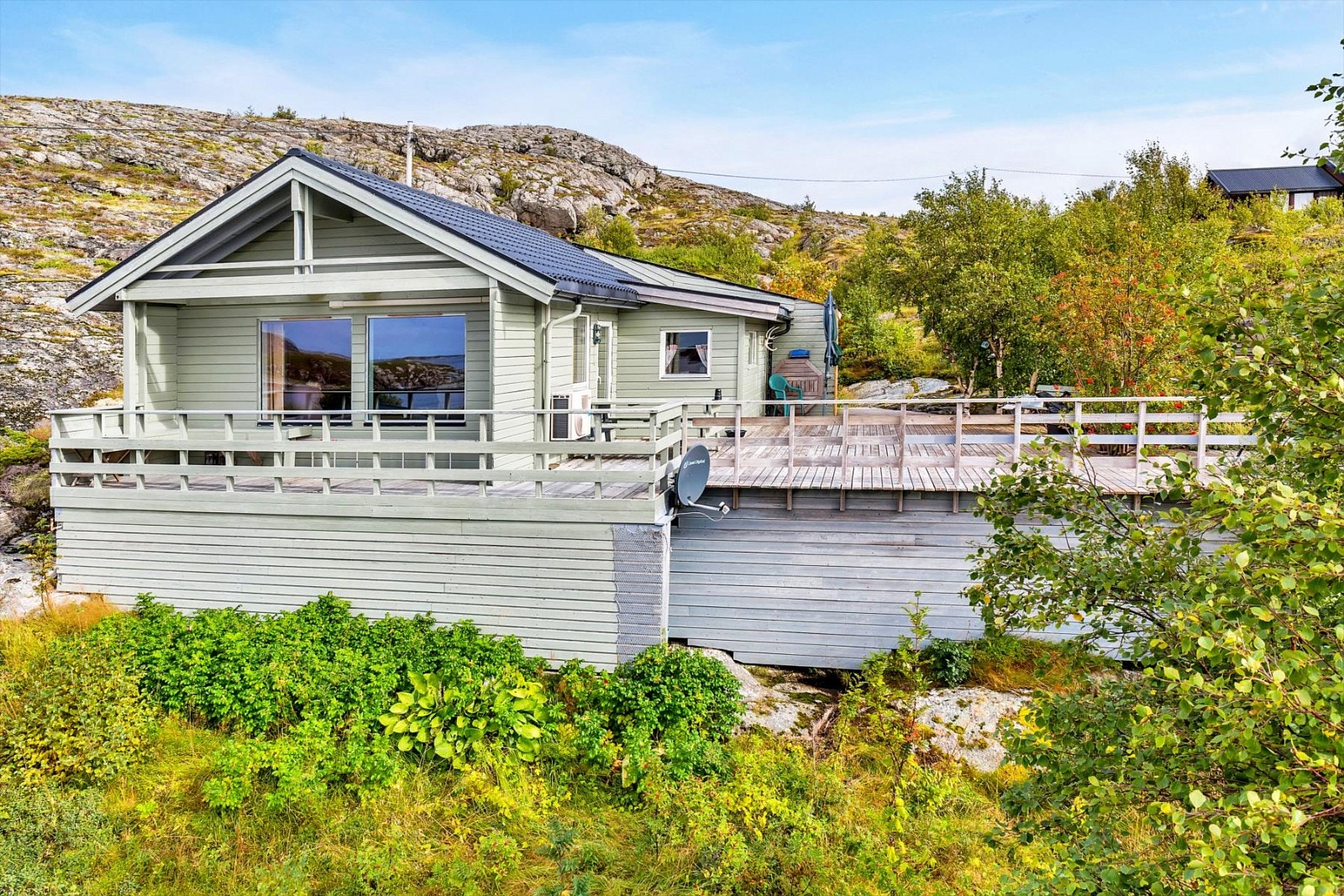 Hytten har romslig terrasse omkring med god plass til utemøbler. Galleribilde