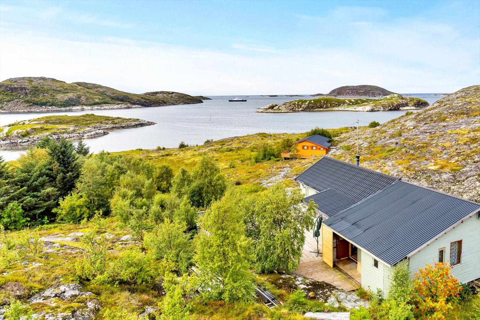 Flott, litt tilbaketrukket beliggenhet med flott utsikt. Galleribilde