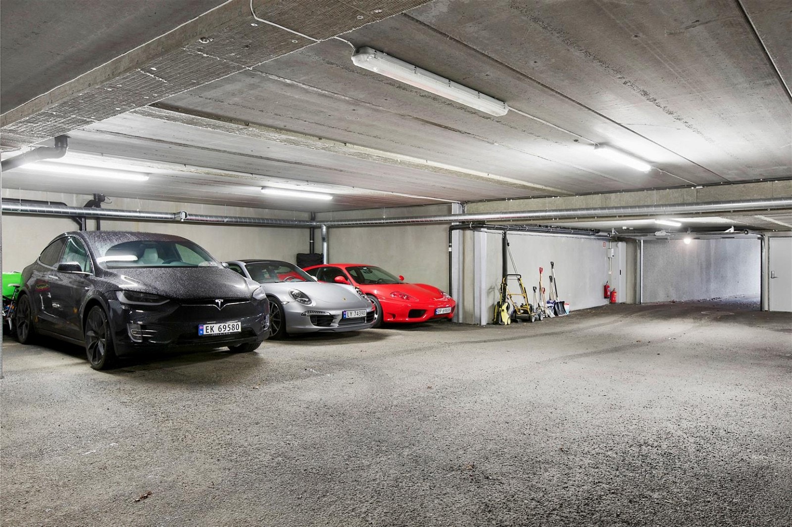 Det medfølger to egne garasjeplasser i felles garasjeanlegg under eiendommen Galleribilde