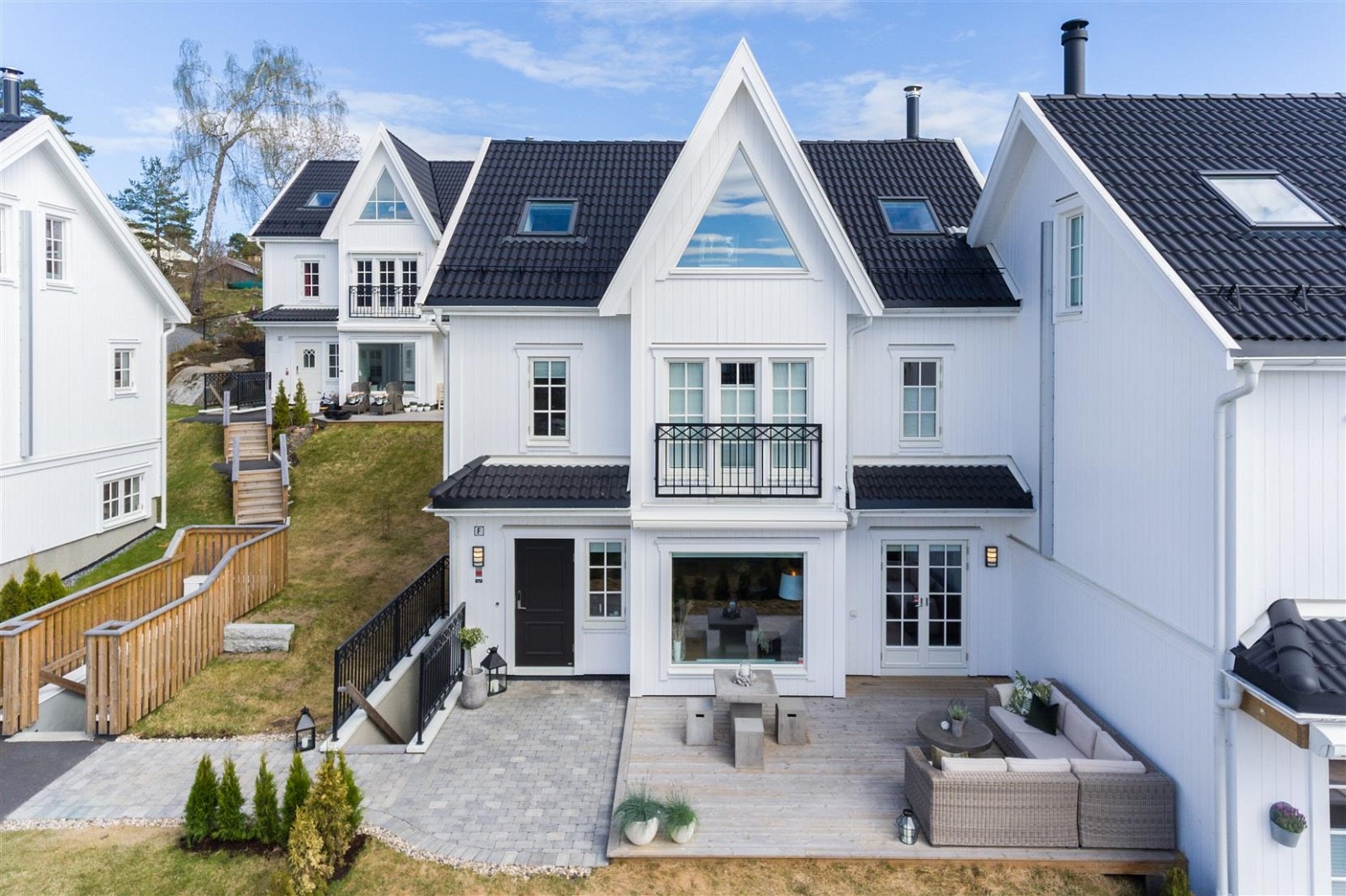 Boligen har en svært attraktiv beliggenhet i veletablert og idyllisk villaområde i hjertet av Nordstrand Galleribilde