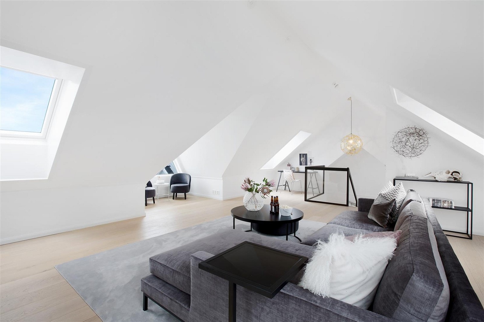 Loftstuen vil du garantert like. Den har et gulvareal på ca. 47 kvm og kan deles i flere soner Galleribilde