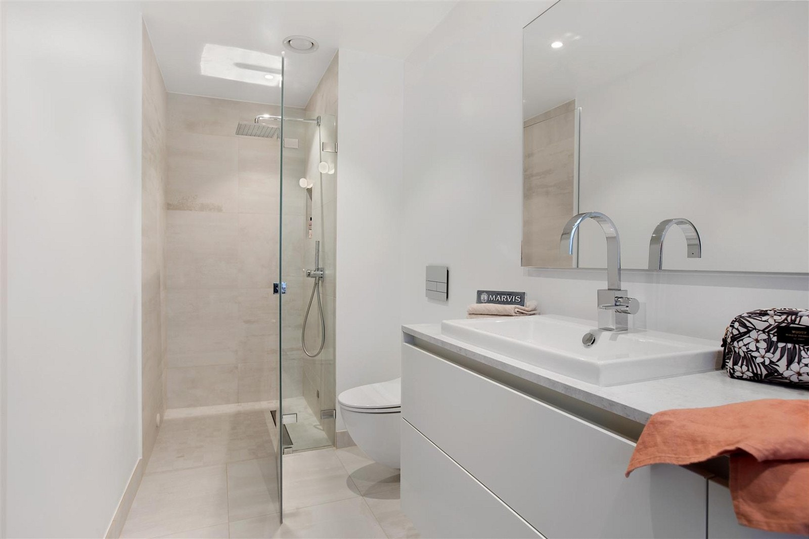Badet innenfor hovedsoverommet har stor og deilig dusjsone, skjermet med herdet glassvegg og dør Galleribilde