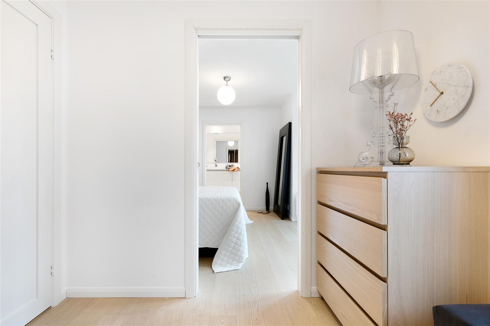Walk-in closet med inngang fra hovedsoverommet. Inngang fra gang er også beholdt, slik at rommet enkelt kan gjøres om til soverom. Galleribilde