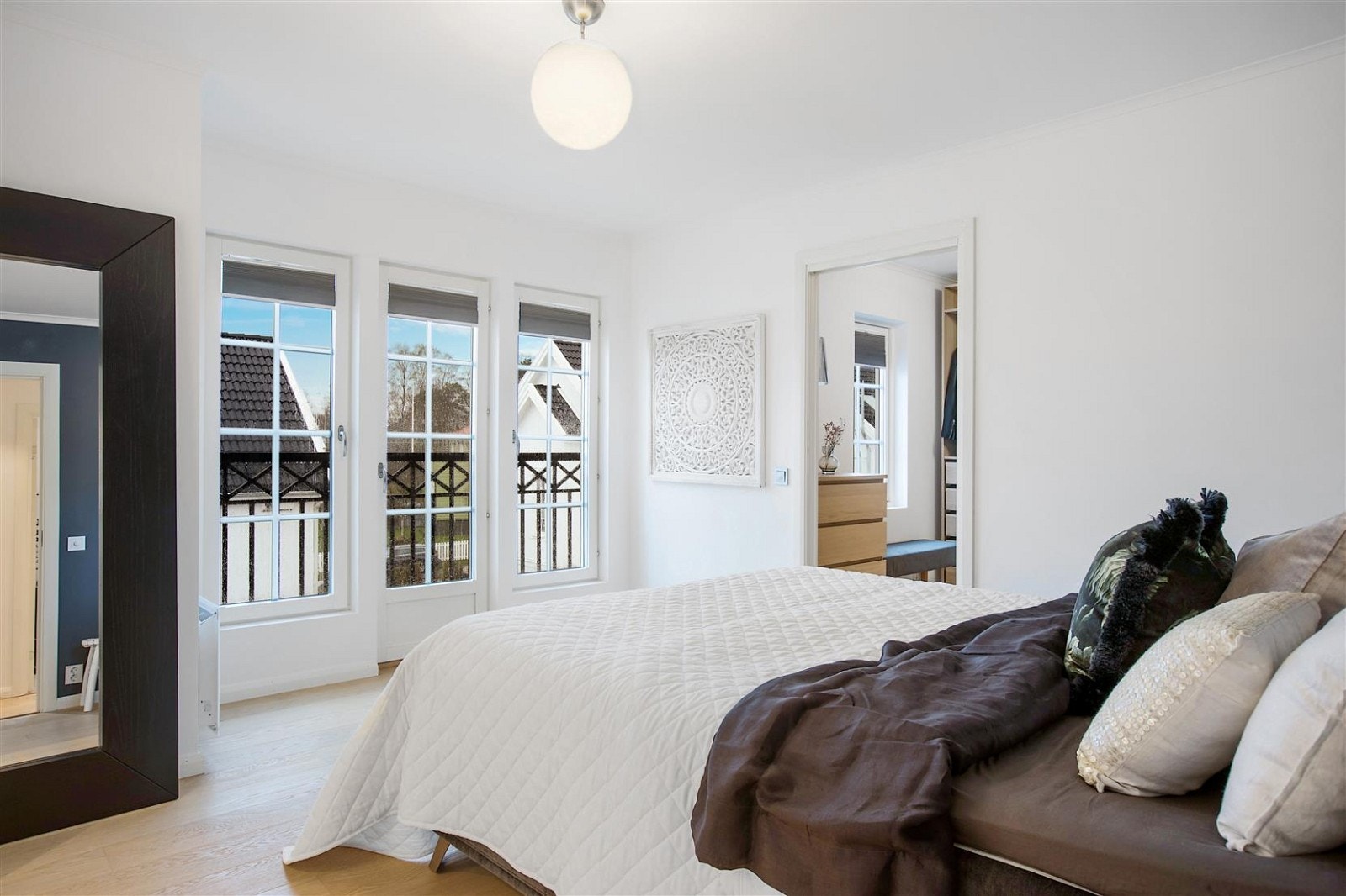 Hovedsoverommet har god plass til stor seng, fransk balkong, samt inngang til eget bad og walk-in closet Galleribilde