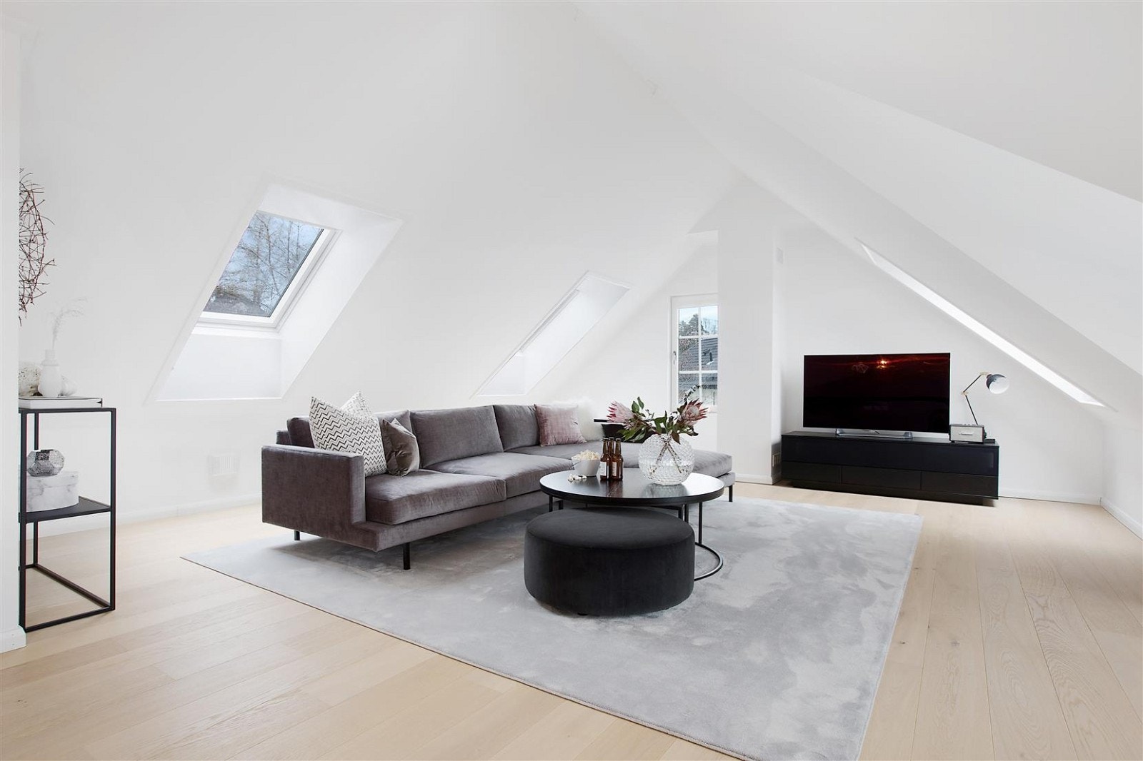 Følger du trappen helt til toppen, åpenbarer det seg en herlig loftstue med god takhøyde og en luftig stemning Galleribilde
