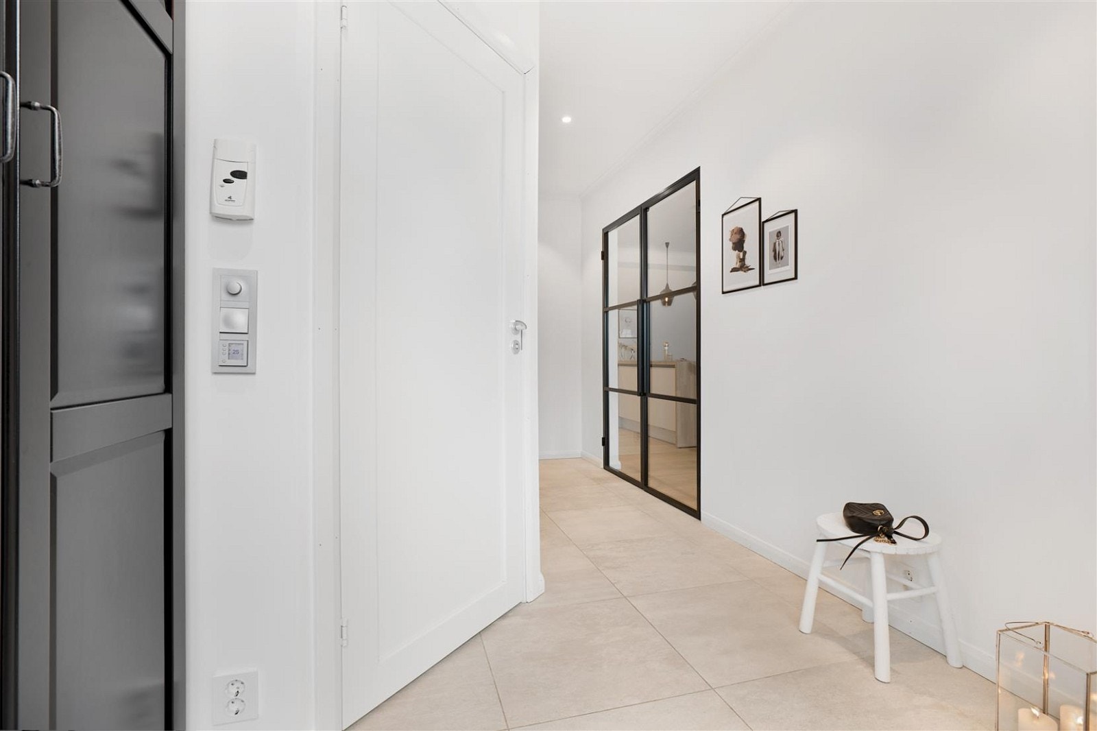 Innvendig møtes man av en lys og romslig entré, som gir en hyggelig velkomst inn i boligen og har god plass til garderobe Galleribilde
