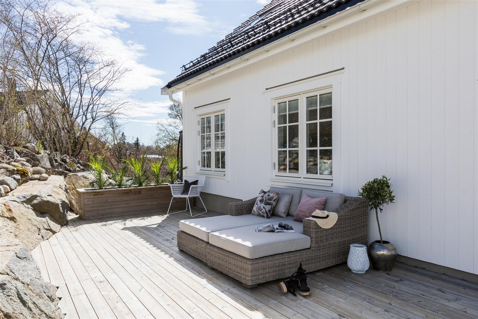 Mens solen kan nytes fra morgenen til midt på dagen på terrassen på baksiden av boligen Galleribilde