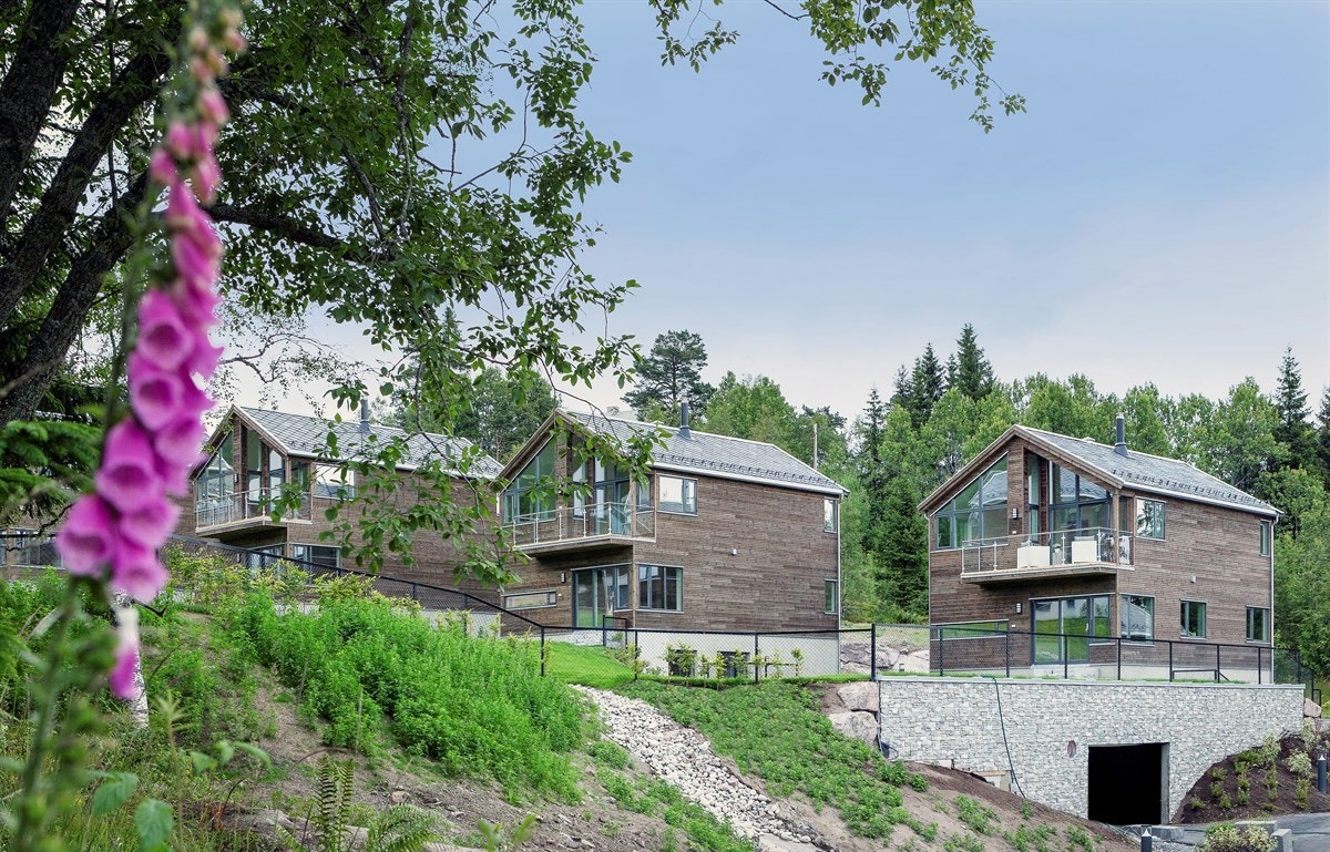 Voksenseter med flotte grøntarealer og underjordisk garasje Galleribilde