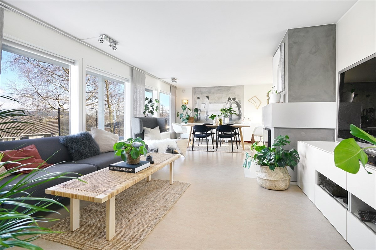 Innbydende stue med god plass til både salong og spisestue Galleribilde