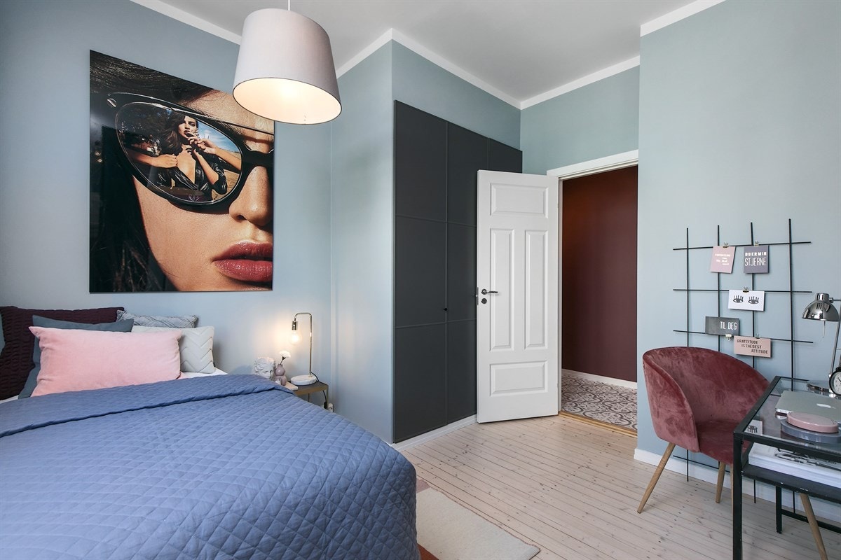 Pent soverom 2 med smakfult fargevalg og praktisk garderobe Galleribilde