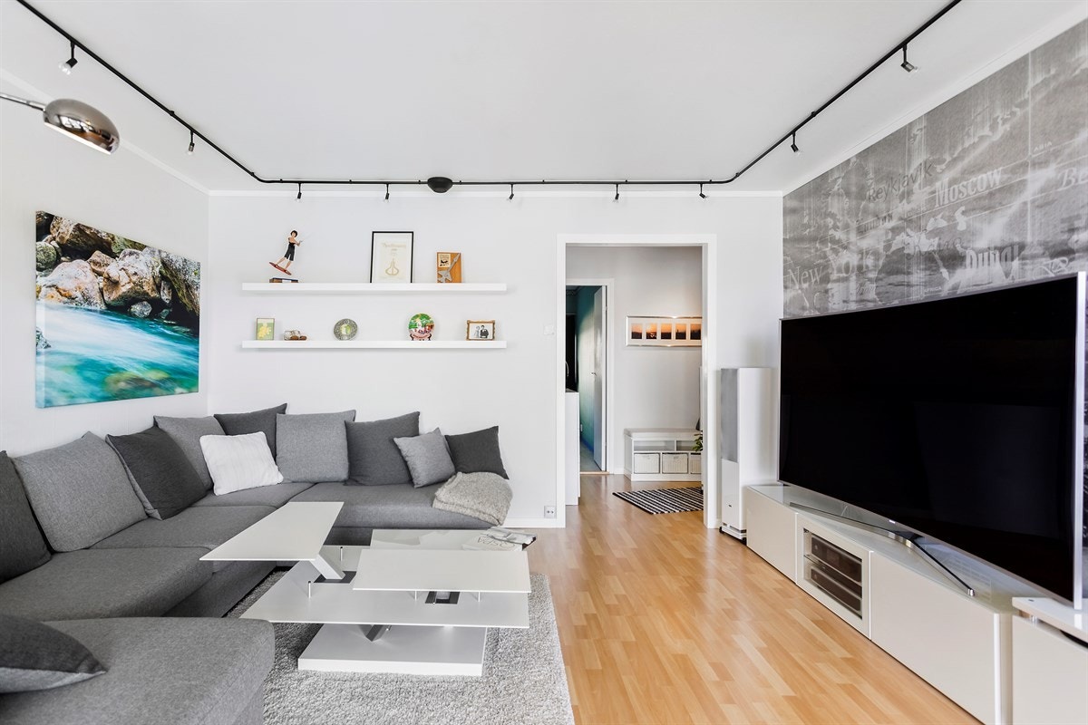 Stuen fremstår som lys og trivelig. Store vindusflater gir godt med lysinnslipp. Galleribilde