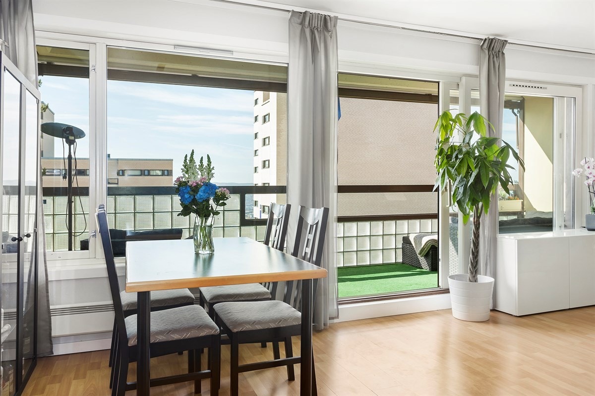 Det er god plass til en spisegruppe mellom stue og kjøkken. Galleribilde