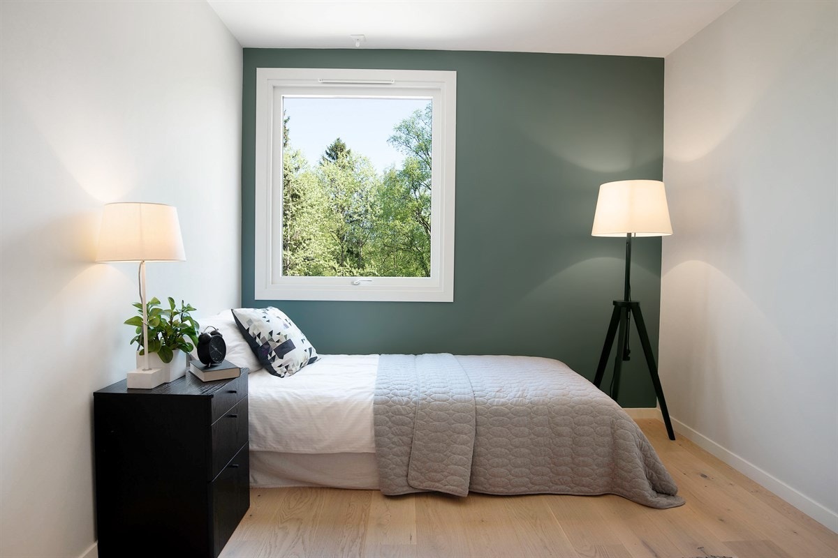 Leiligheten har to fine soverom med fondvegger i moderne fargetoner. Galleribilde