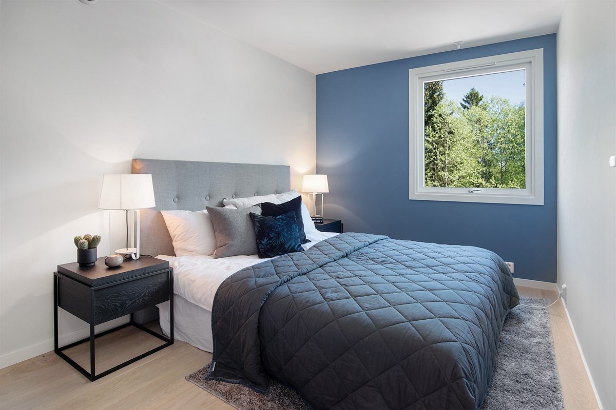 Leiligheten har to fine soverom med fondvegger i moderne fargetoner. Galleribilde