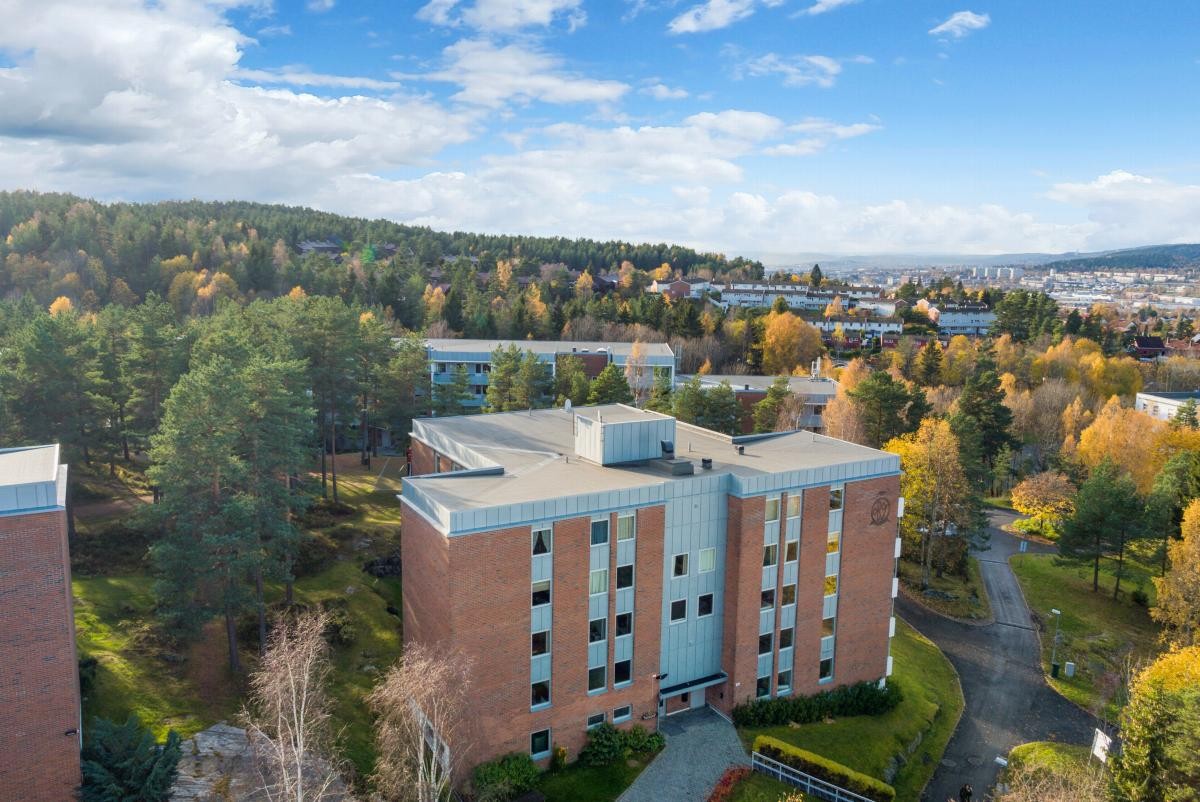 Skansen Terrasse 18 A er en nyrenovert 3-roms andelsleilighet i andre etasje med heis. Galleribilde