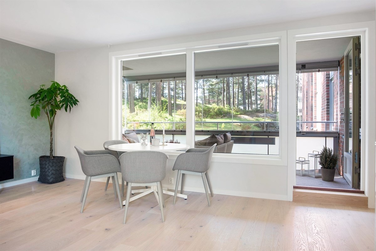 Leiligheten har en hyggelig og innbydende stue med lekkert enstavs parkettgulv, lysmalte vegger og store vindusflater. Galleribilde