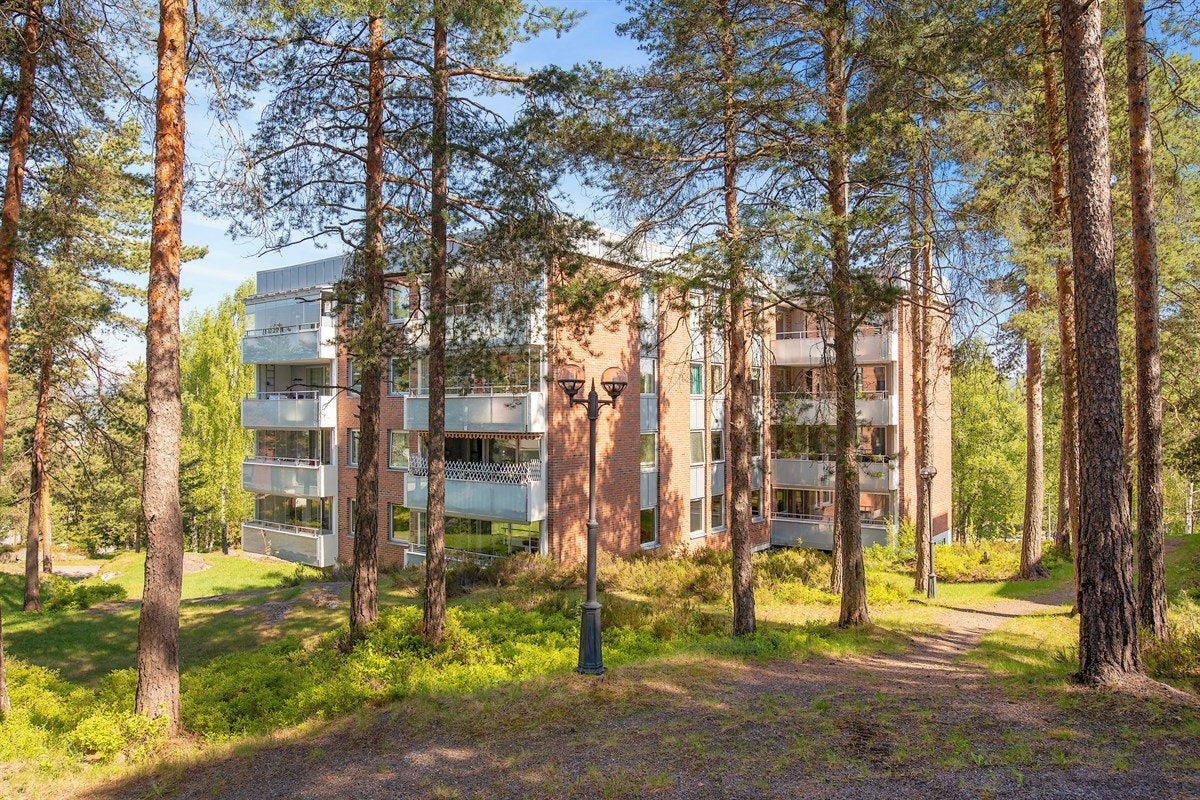 Området har fotballbane, flere lekeplasser, felles sykkelparkering og uteboder. Galleribilde