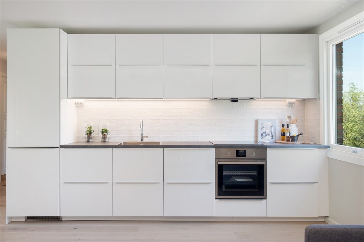 Kjøkkenet er nytt og moderne designet med god benke- og lagringsplass Galleribilde