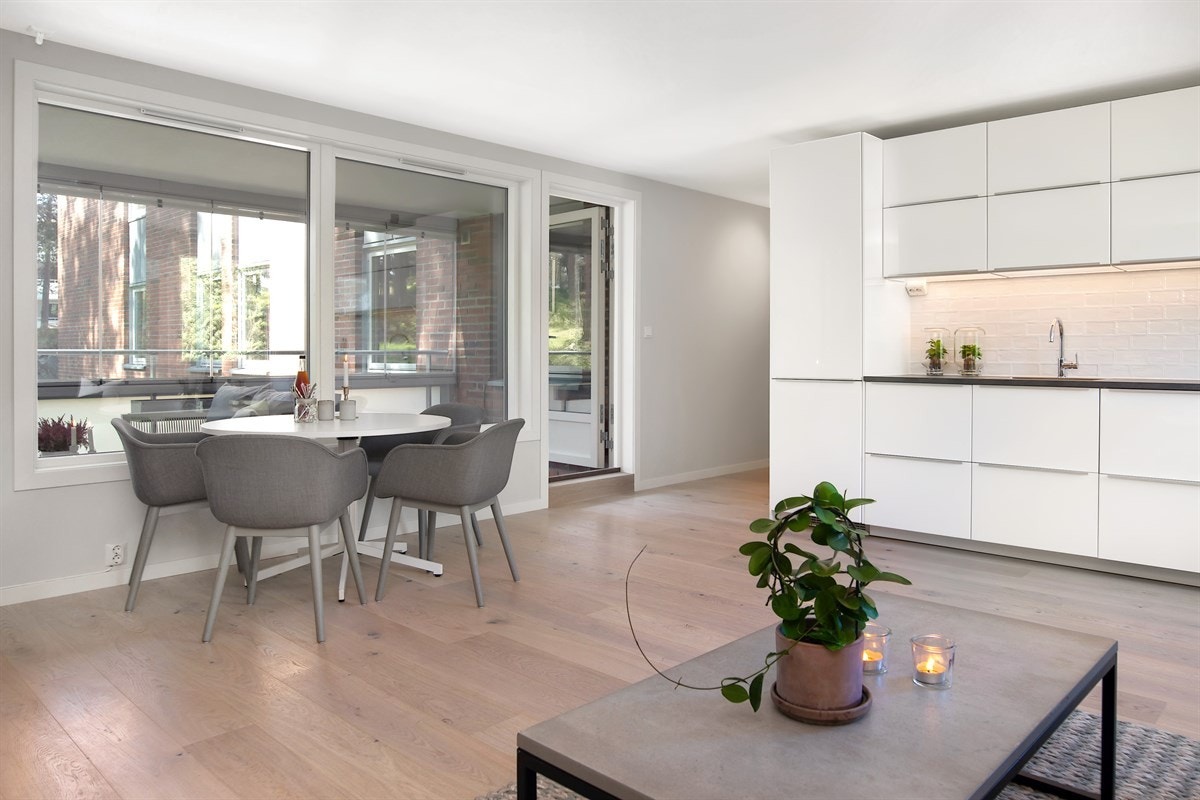 Romslig stue/kjøkken med god planløsning. Galleribilde