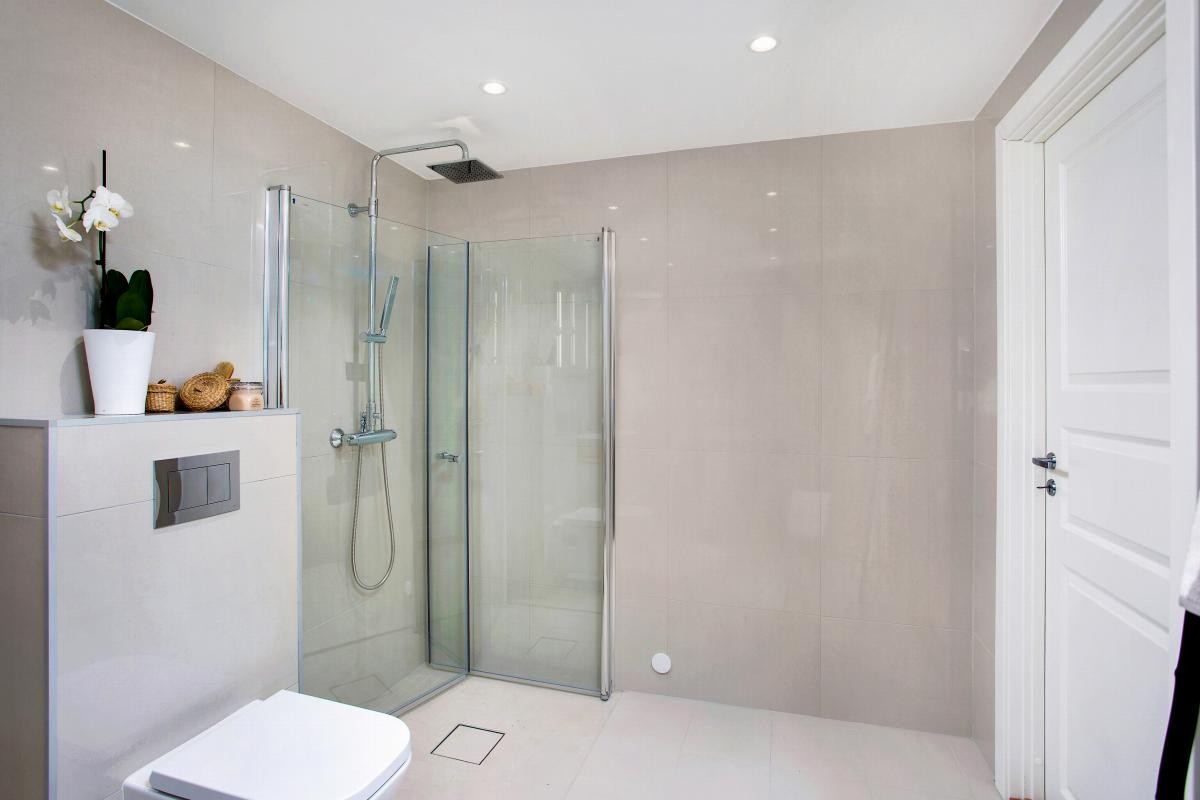 Badet har god belysning, både fra downlights i himling, fra integrert lys i speil over vask og vindu. Galleribilde