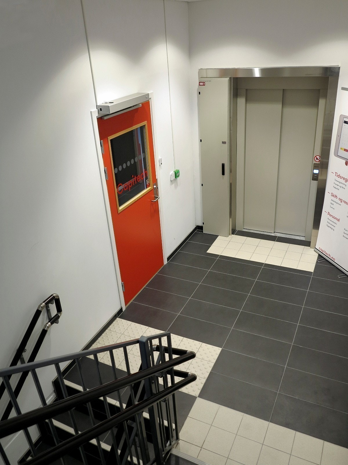 Trappegang med heis Galleribilde