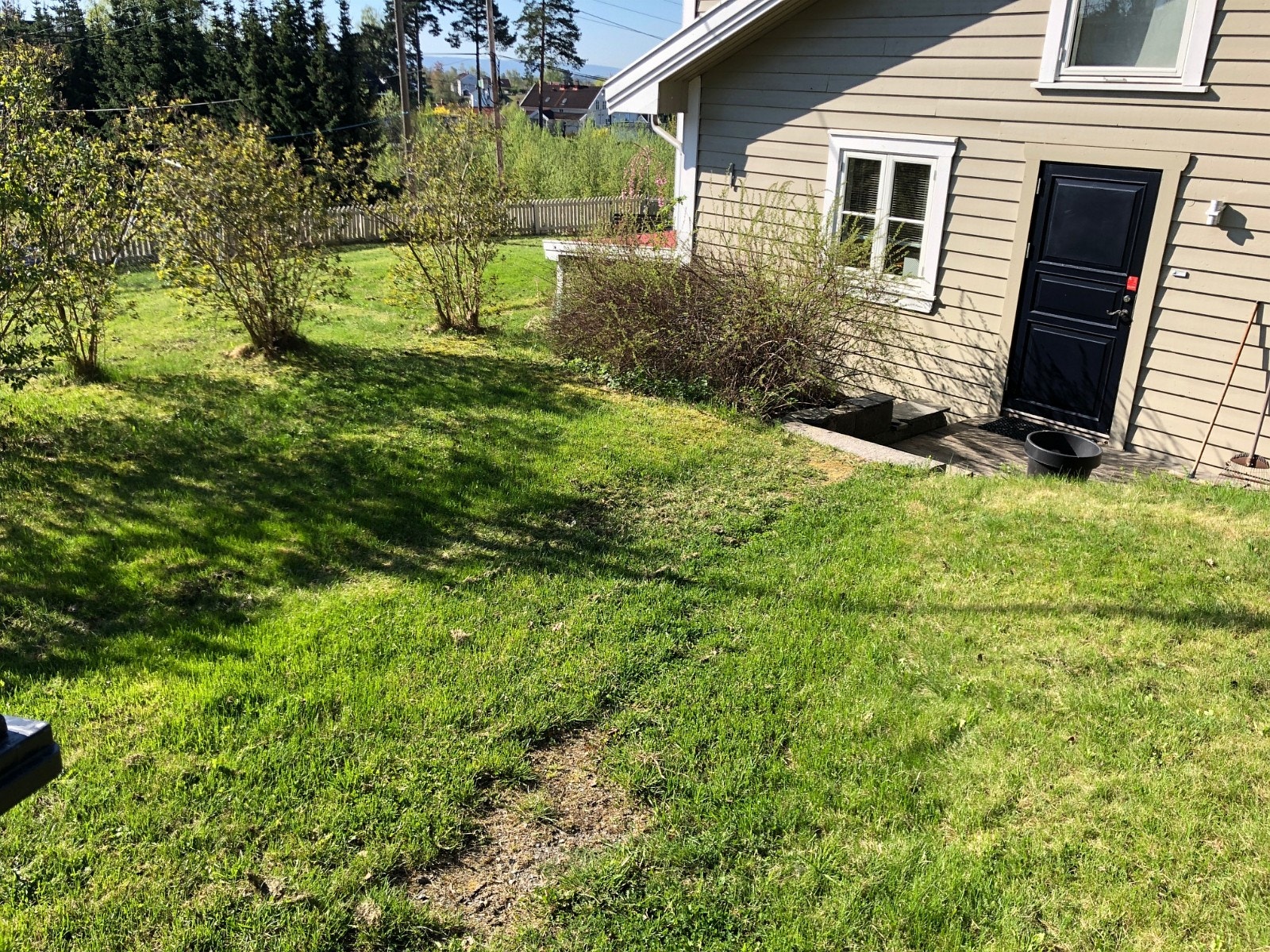 Hage utenfor inngangsdør, kan benyttes av leietager Galleribilde