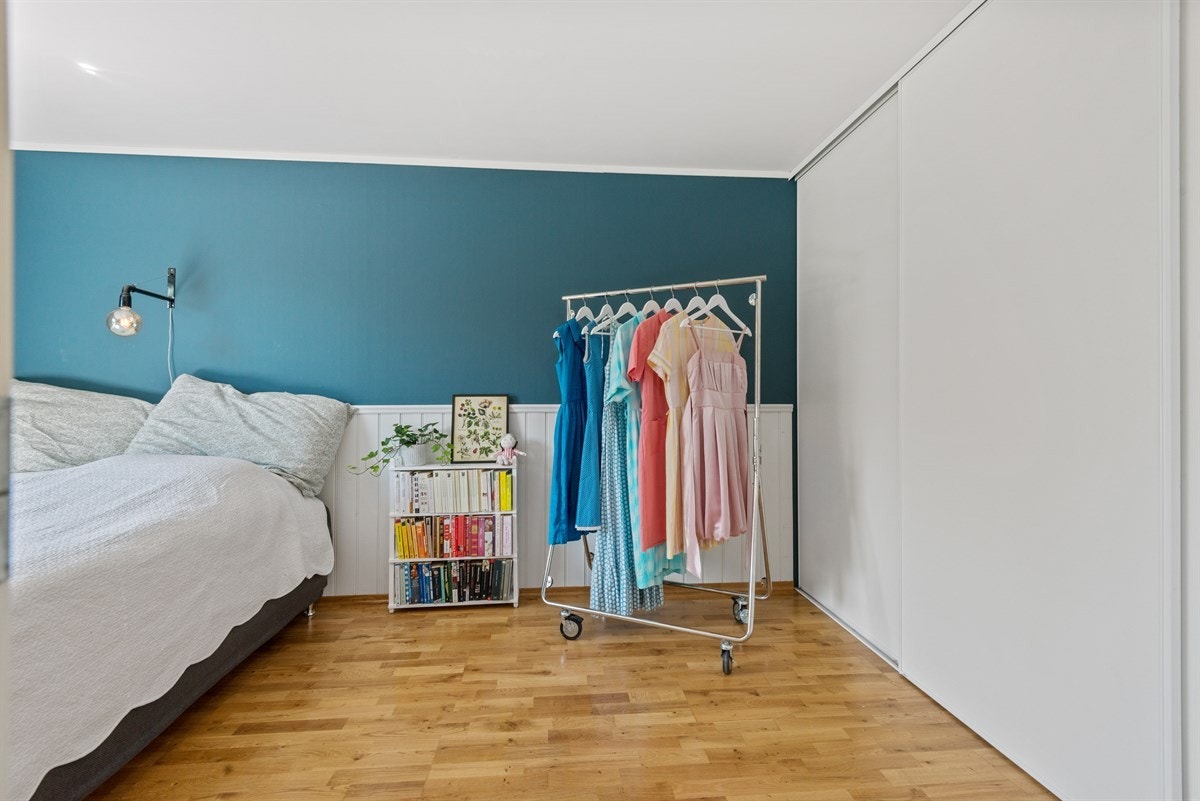 Stort garderobeskap med skyvedører følger leiligheten ved salg Galleribilde