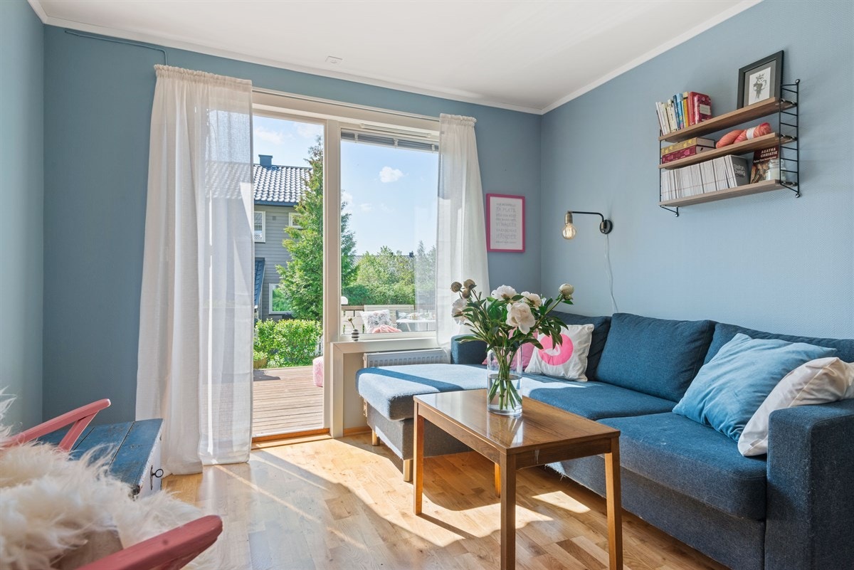 Leiligheten har en pen stue med fin plass til sofagruppe med tilhørende TV-møbler Galleribilde