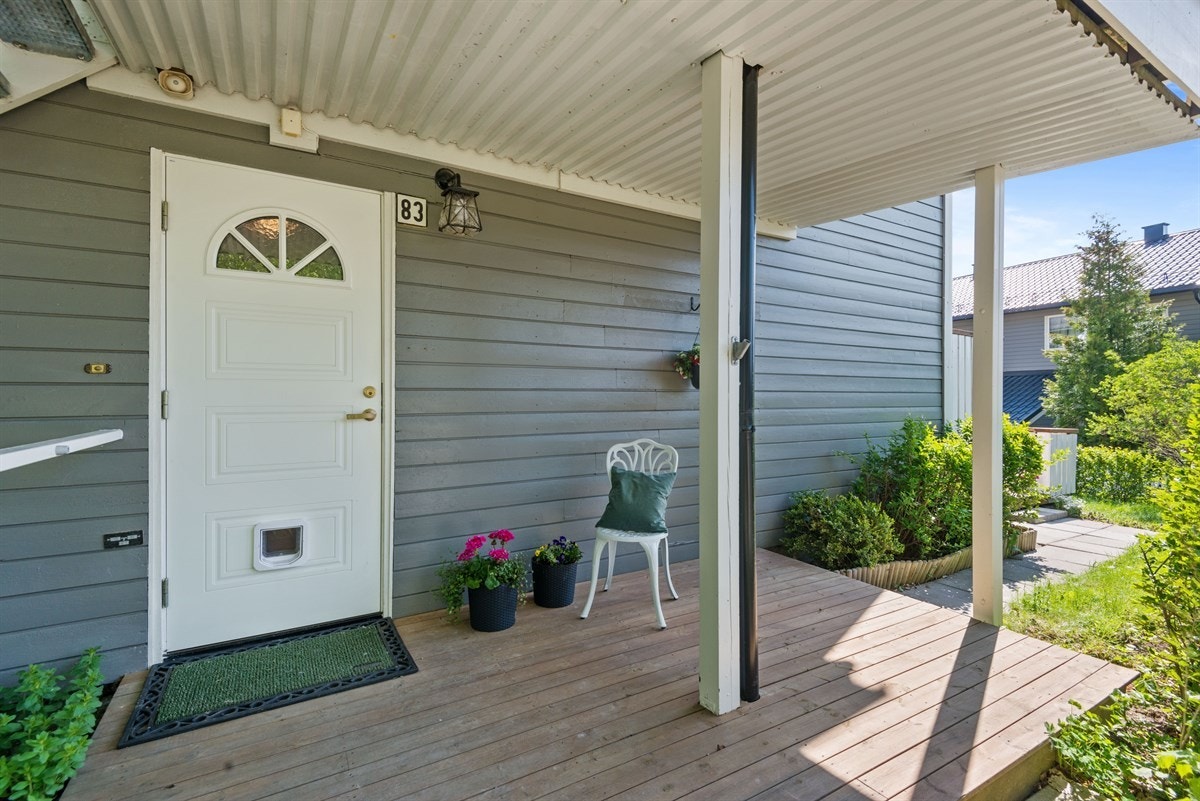 Leiligheten har trappefri adkomst på enden av bygningen. Hyggelig uteplass også her! Galleribilde