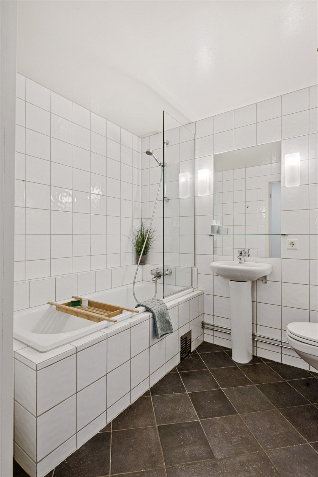 Et godt sted å starte dagen! Videre er badet utstyrt med søyleservant og vegghengt wc. Galleribilde