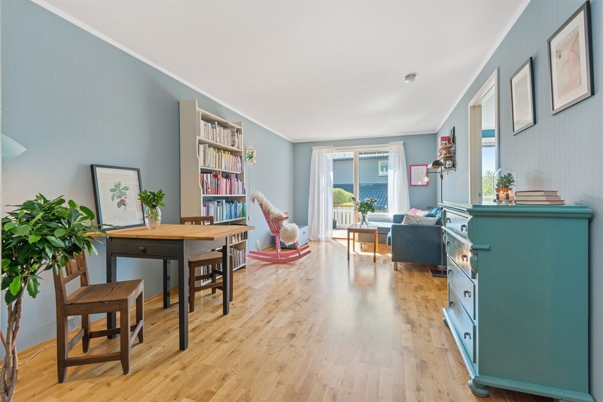 Gode vindusflater med godt lysinnslipp gir en god romfølelse Galleribilde