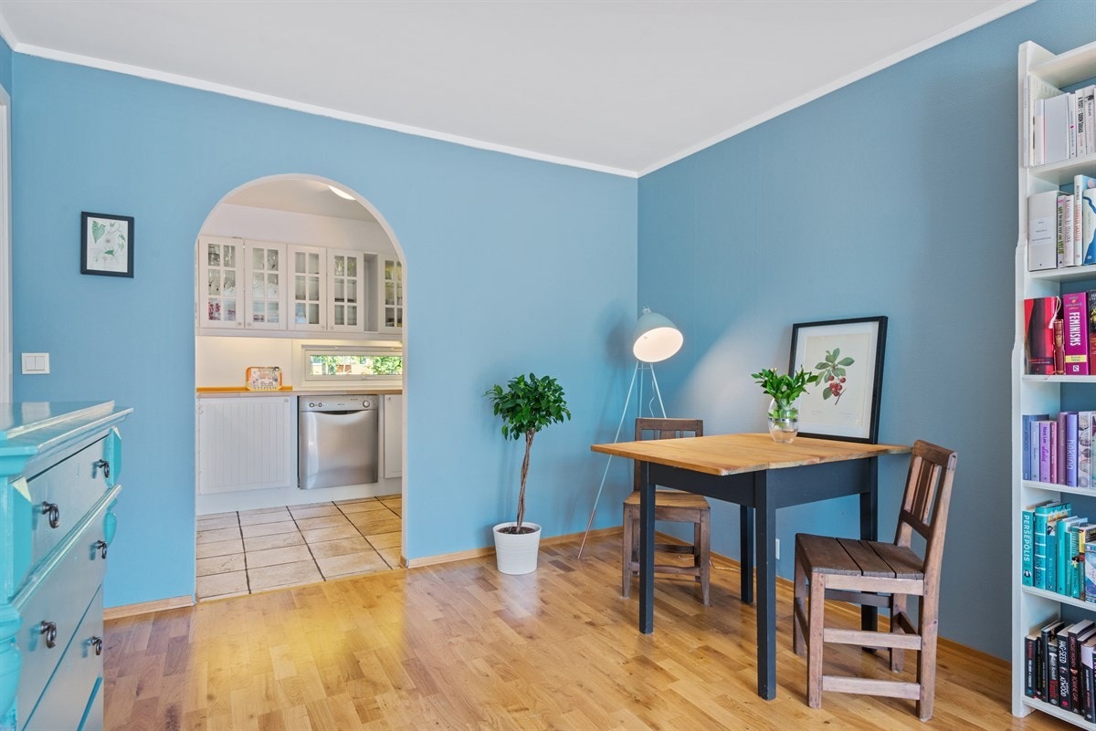 Det er plass til spisebord der måltidene kan nytes i hyggelig lag Galleribilde