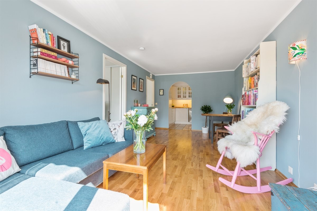 Stuen og soverom har nyere parkettgulv og er malt opp det siste året Galleribilde