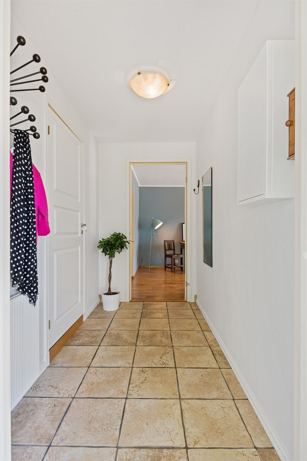 Flislagt entré med fin plass til å henge fra seg. Entreen er holdt i lyse farger, noe som gir et godt førsteinntrykk. Sikringsskap med skrusikringer er plassert her Galleribilde