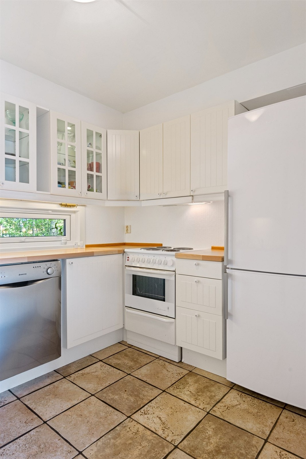 Hyggelig med vindu som gir naturlig lys på arbeidsbenken. Kjøkkenet er utstyrt med 1,5 oppvaskkum med ettgrepskran, opplegg for oppvaskmaskin og avtrekksventilator. Galleribilde