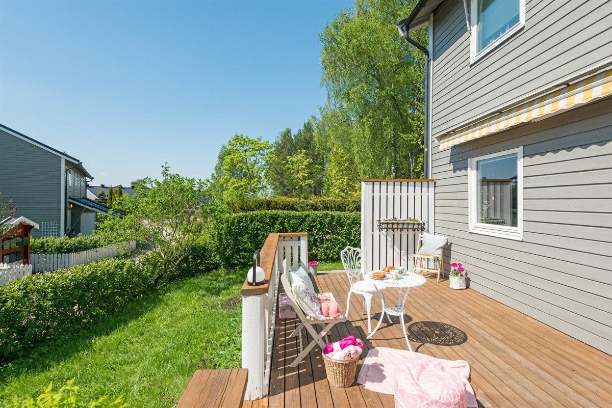 Leiligheten har utgang til solrik markterrasse med videre utgang til hyggelig hageflekk. Markterrassen er på 19 kvm og har dermed god plass til ulike terrassemøbler Galleribilde