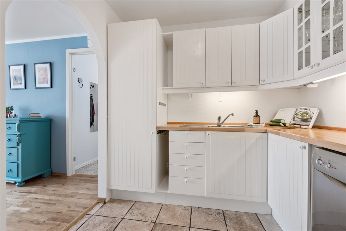 I tilknytning til stuen ligger leilighetens kjøkken Galleribilde