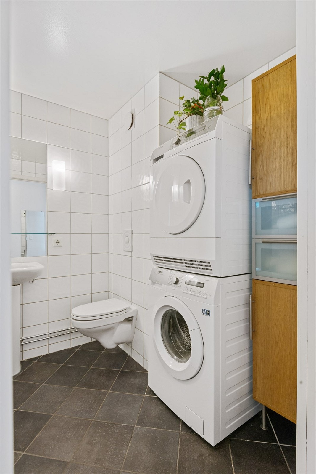 Separat skap gir lagringsmuligheter for toalettartikler, mm. Galleribilde