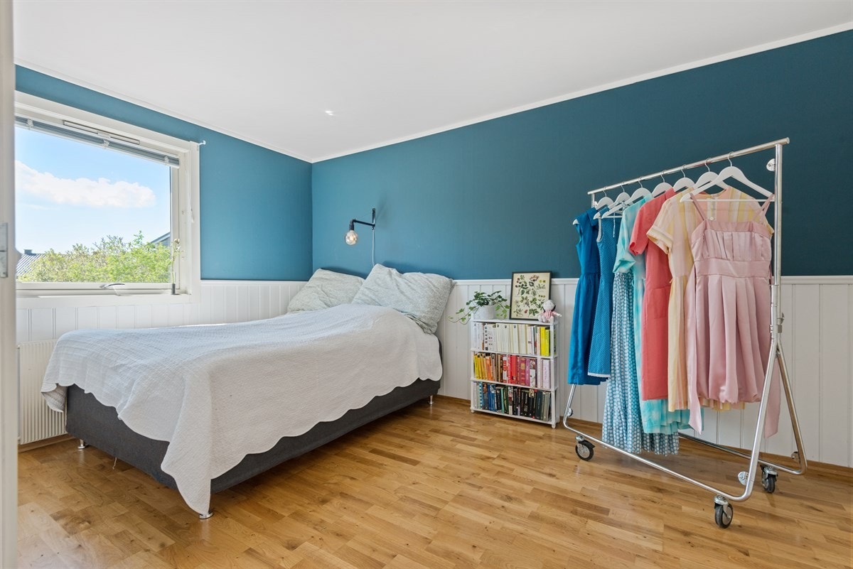 Leilighetens soverom er av god størrelse, og man har fin plass til dobbeltseng og nattbord Galleribilde