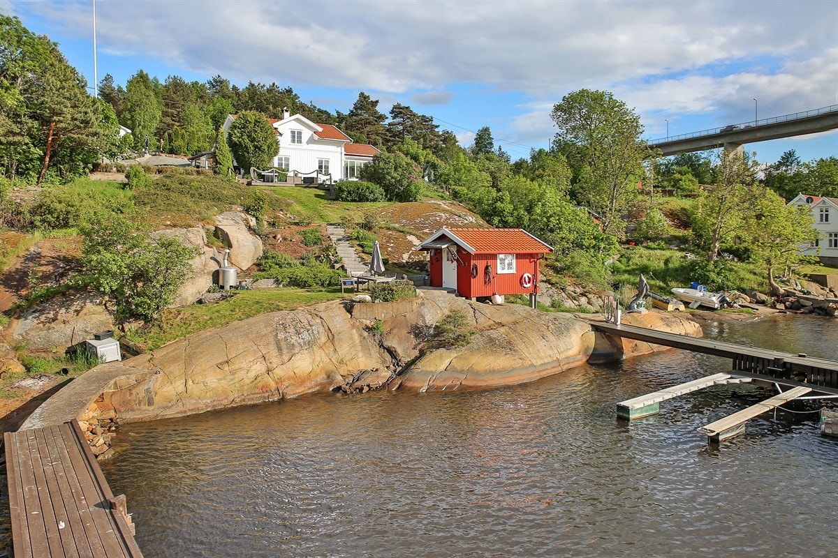 Eiendommen har egen dypvannsbrygge, strandlinje, flott utsikt og stor tomt Galleribilde